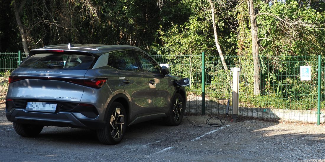 Electric vehicle charging at camping l'Étoile d'Or