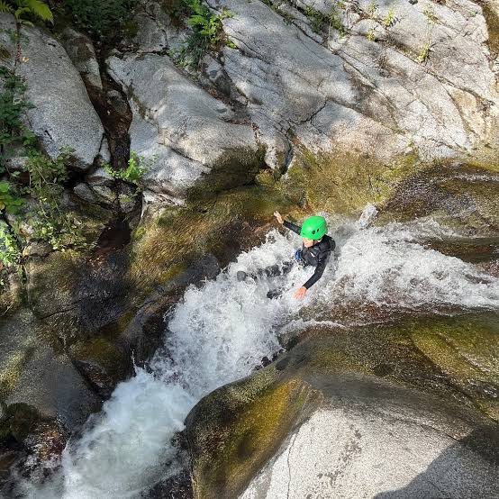 Canyoning in wild water met Extérieur Nature: afdaling van een waterval met helm