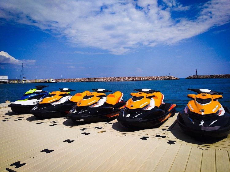 Rij jetski's aan de steiger, klaar voor een tocht met Jet Aventure