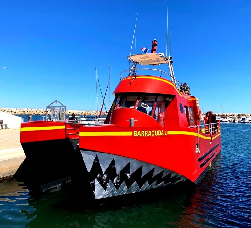 De pendelboot Barracuda I van KapMer aangemeerd in de haven van Argelès-sur-Mer