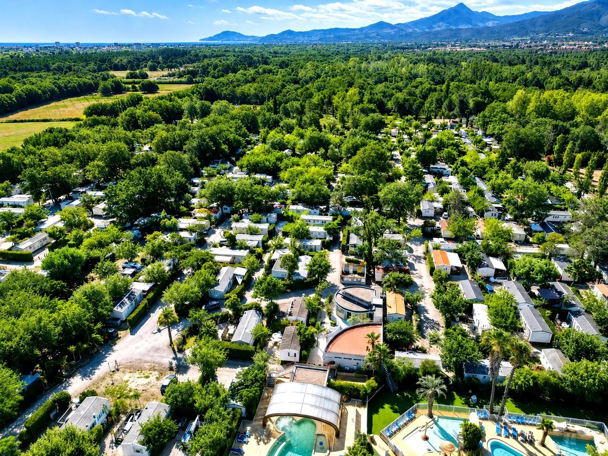 Luchtfoto van camping l'Étoile d'Or, het zwembad en de bergen van de Albères