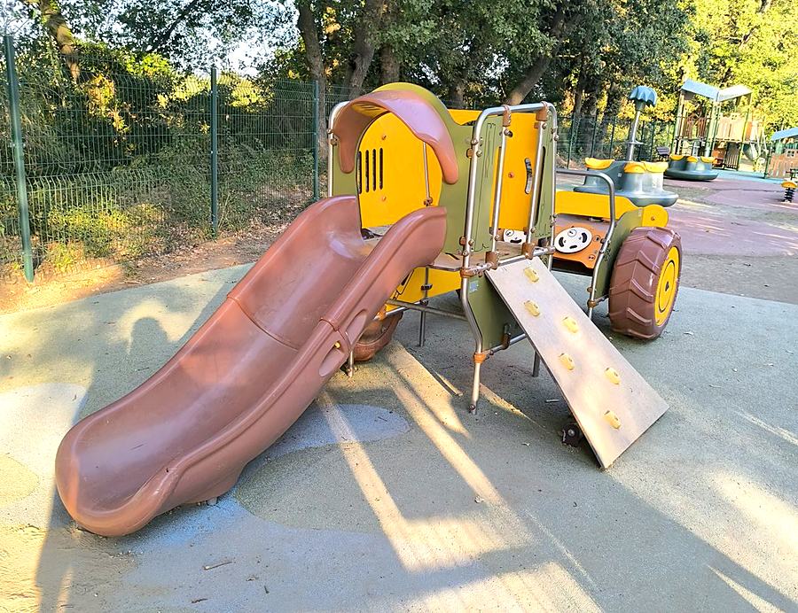 Aire de jeux sécurisée pour enfants, camping l'Étoile d'Or