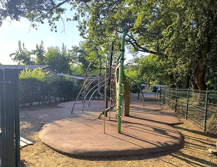 Aire de jeux ombragée, camping l'Étoile d'Or