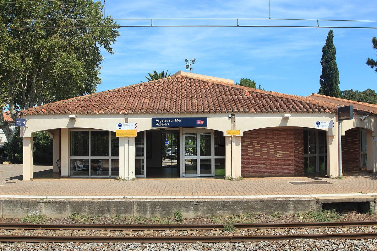 Argelès-sur-Mer station building, seen from the platform