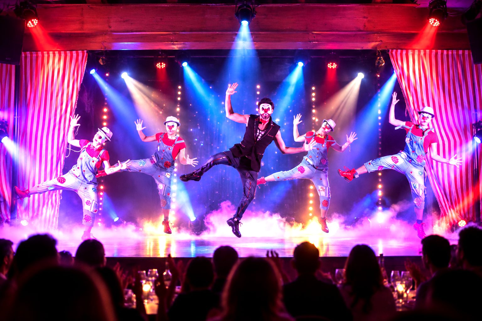 Show en soirée avec troupe de danseurs sur scène, camping l'Étoile d'Or