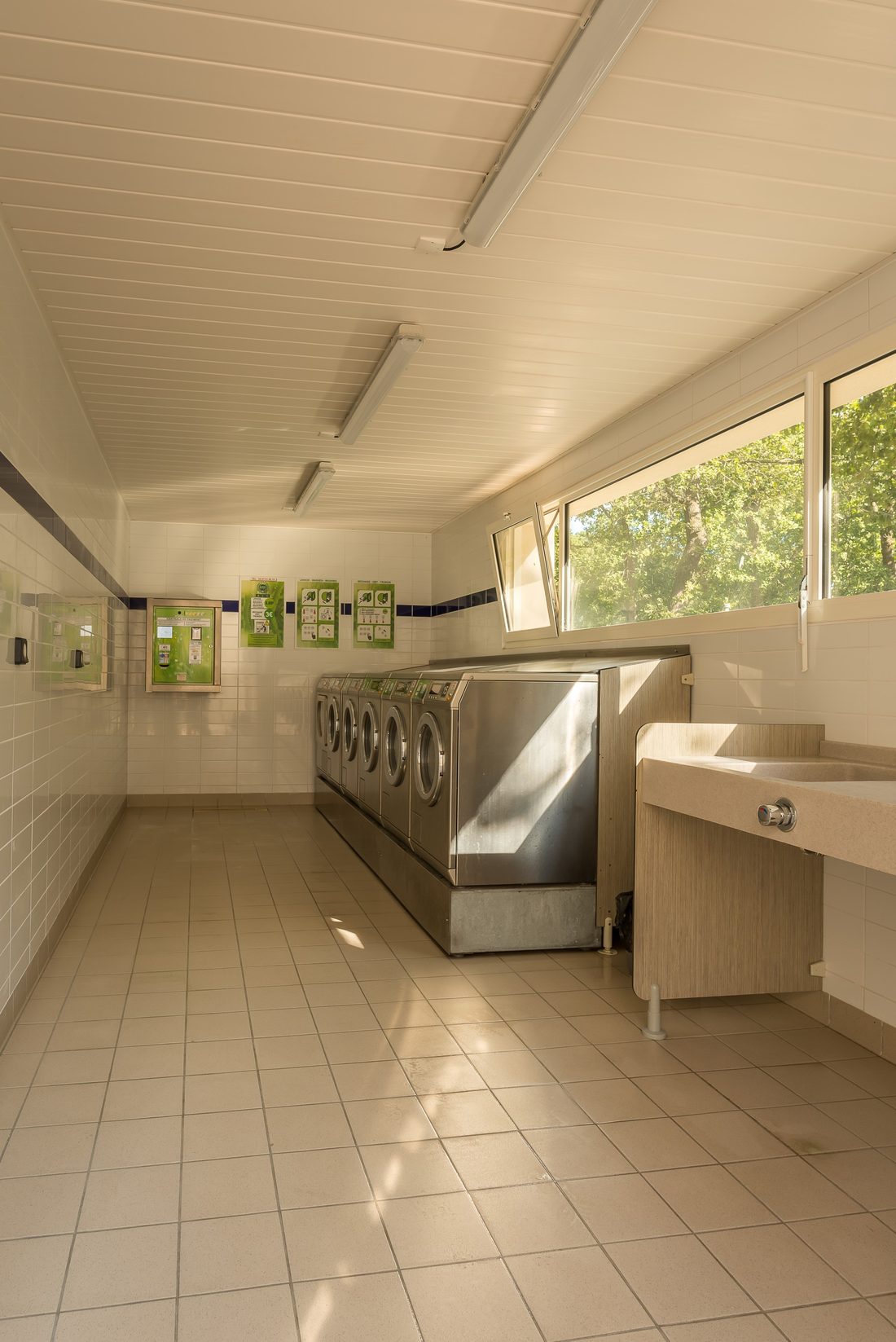 Launderette at camping l'Étoile d'Or, washing machines and payment terminal