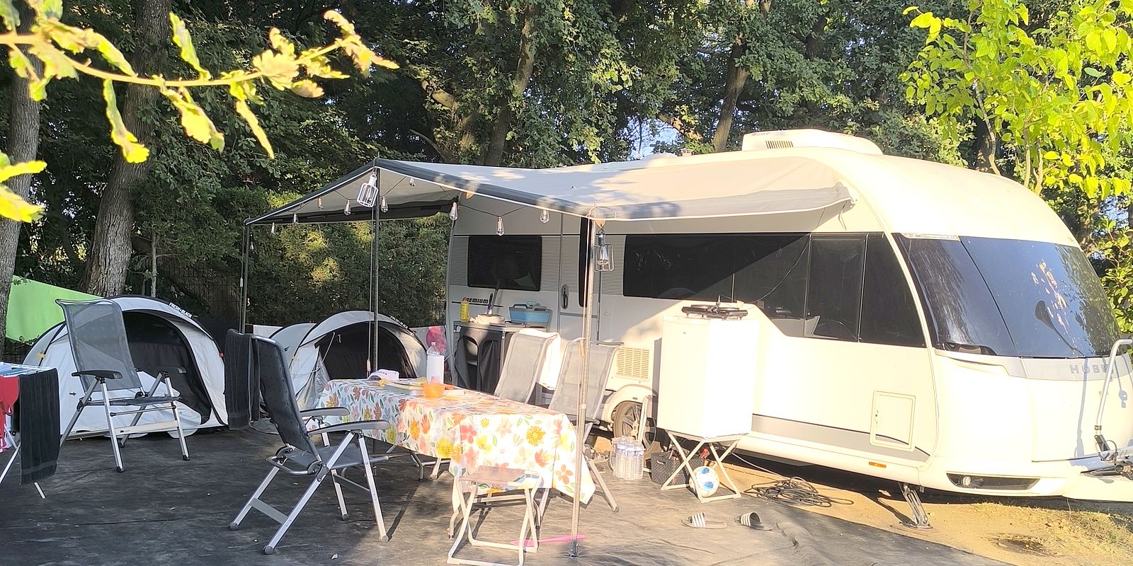 Schaduwrijke caravanplaats onder de bomen, camping l'Étoile d'Or in Argelès-sur-Mer