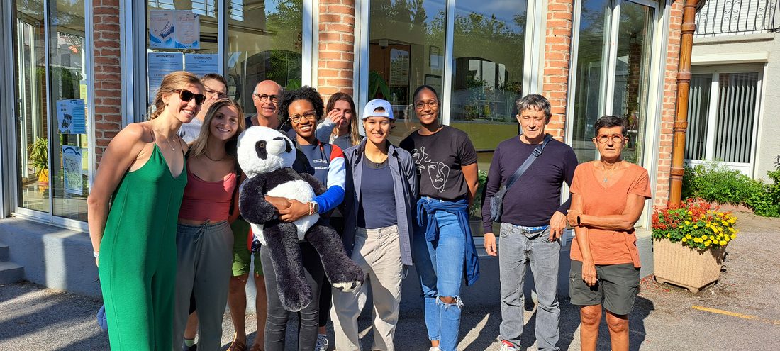 Groupe réuni devant la réception du camping l'Étoile d'Or, ambiance conviviale