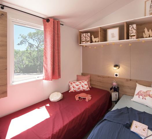 Chambre enfants du cottage PMR avec deux lits simples, camping l'Étoile d'Or