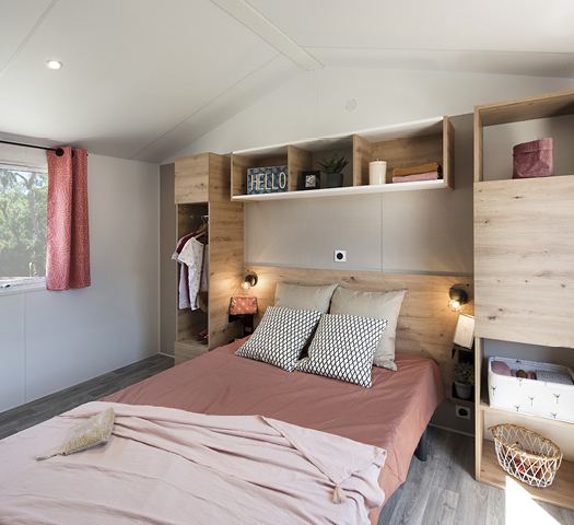 Chambre parentale du cottage PMR avec lit double, camping l'Étoile d'Or