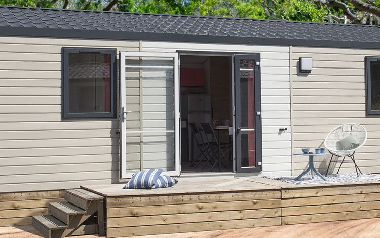Extérieur du cottage PMR et sa terrasse, camping l'Étoile d'Or
