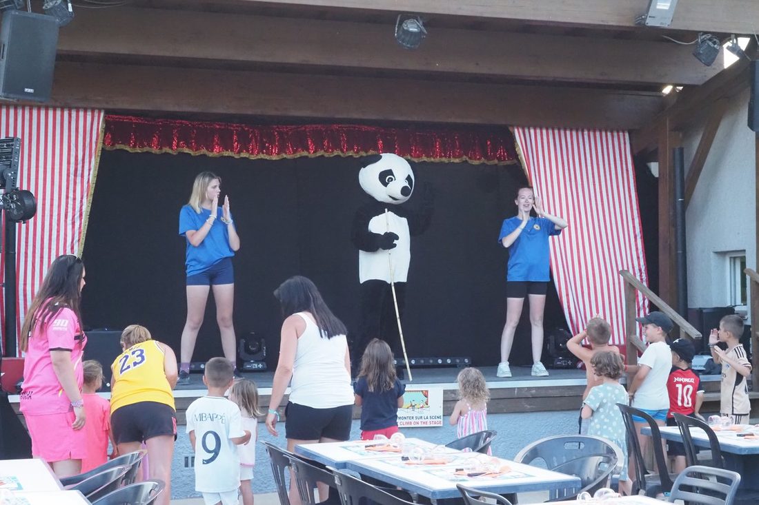 PO de pandamascotte zingt een liedje met het animatieteam, camping l'Étoile d'Or