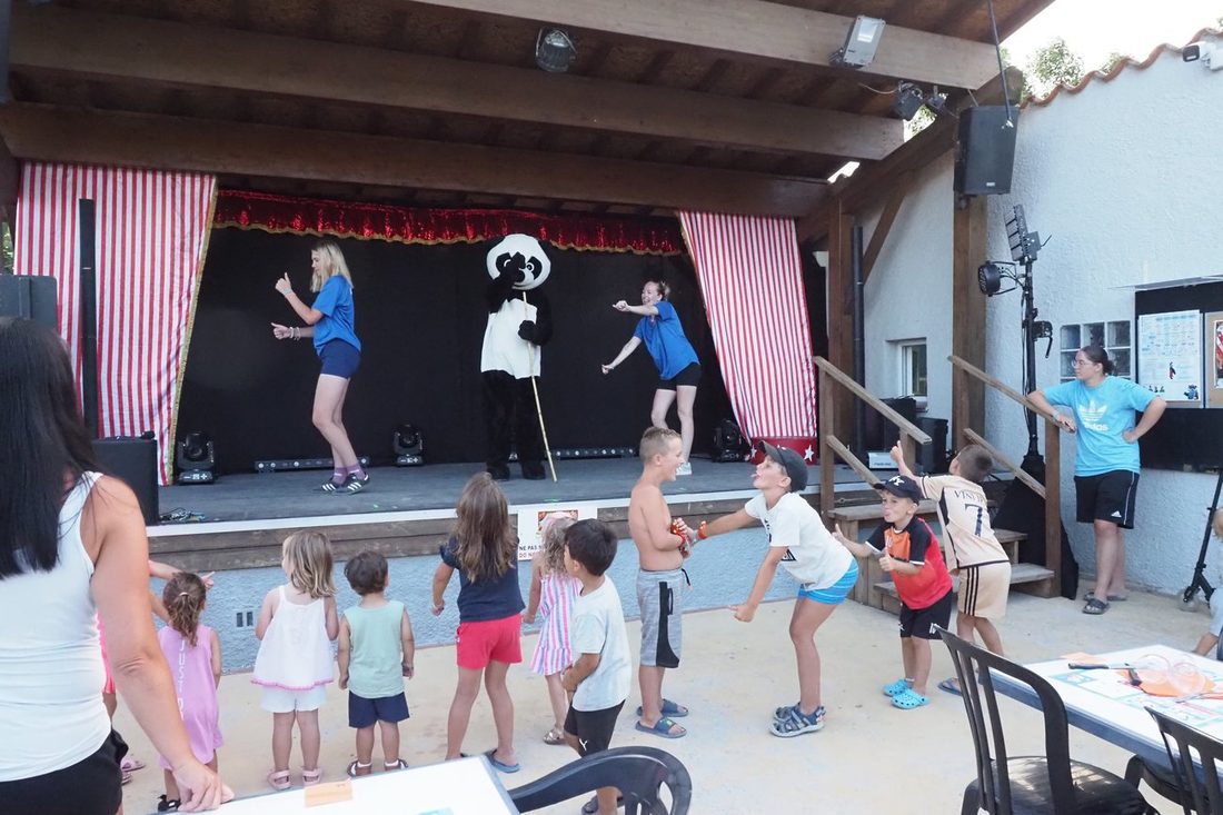PO de pandamascotte danst met de animatoren op het podium van camping l'Étoile d'Or