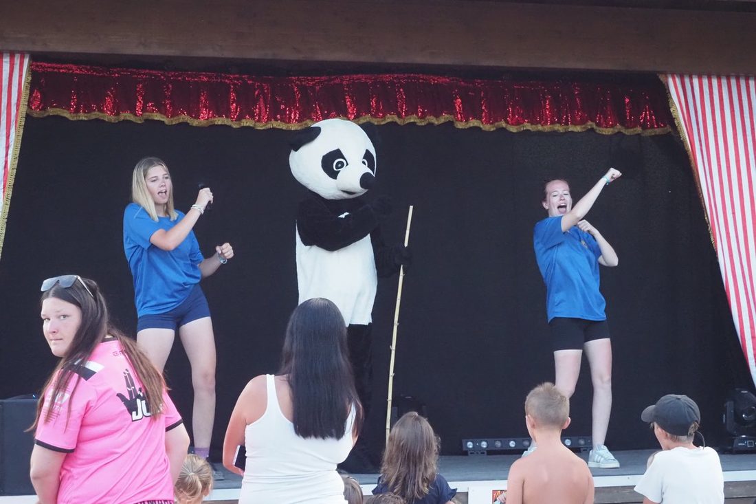 PO de pandamascotte tussen de animatoren, voor de kinderen, camping l'Étoile d'Or