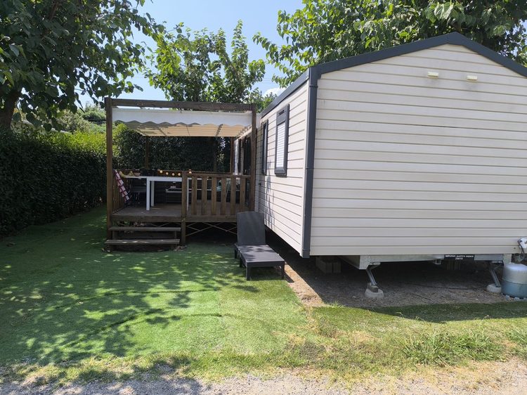 Stacaravan in de schaduw van de dennen, camping l'Étoile d'Or