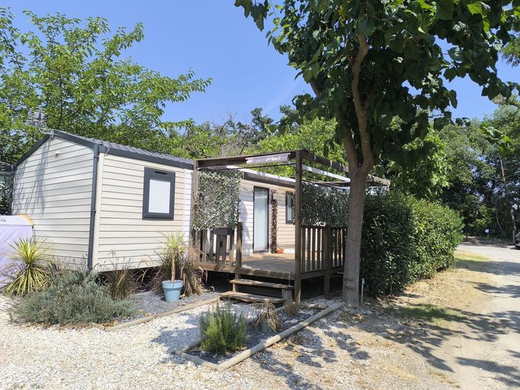 Terras van een stacaravan op camping l'Étoile d'Or