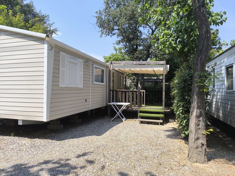 Buitenkant van een stacaravan, camping l'Étoile d'Or