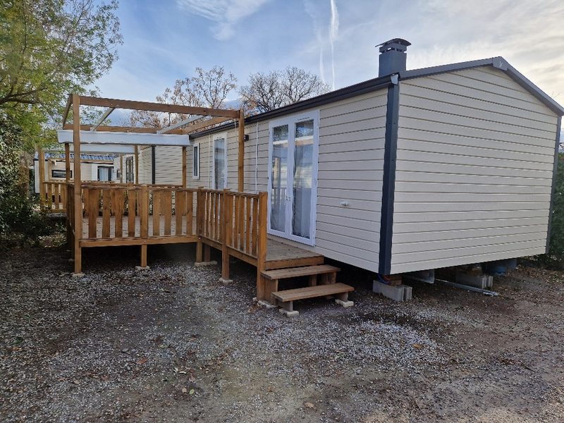 Stacaravan Trigano Evo 33 te koop, met overdekt terras