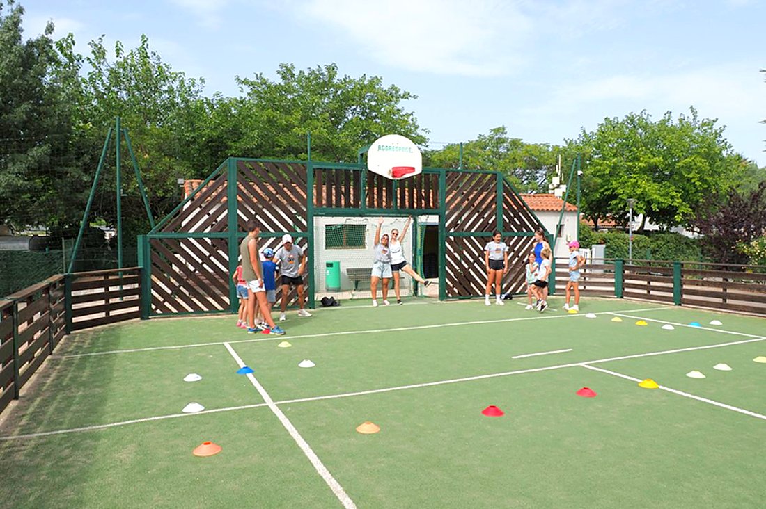 City-stade du camping l'Étoile d'Or : terrain de football et de basket