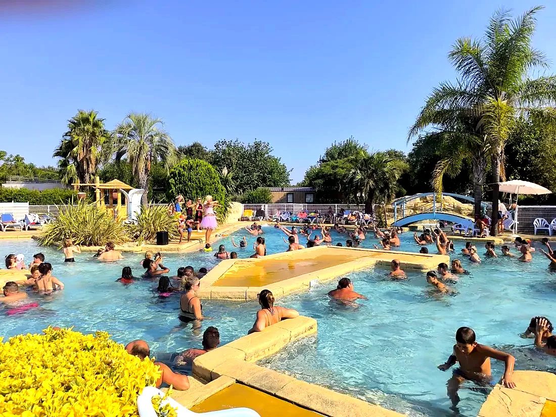 Activiteit in het zwembad van camping l'Étoile d'Or: animatoren op de rand en gasten in het water
