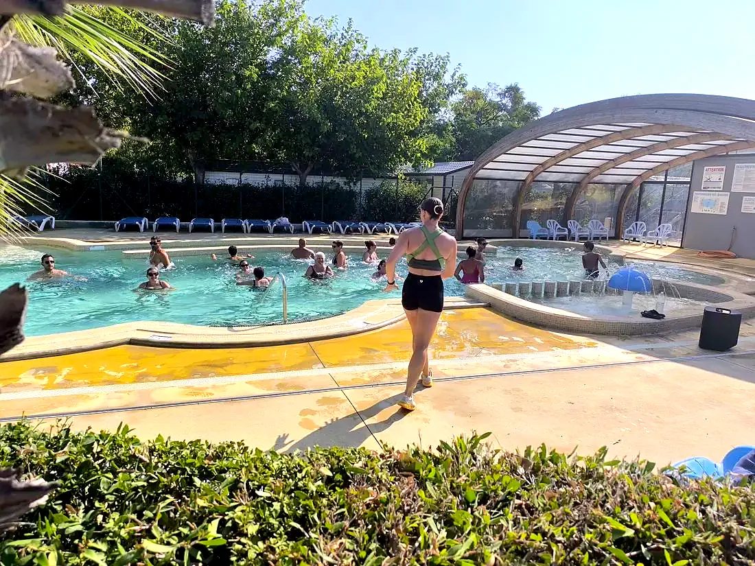 Aquagymles bij het buitenbad van camping l'Étoile d'Or, instructrice en deelnemers in het water