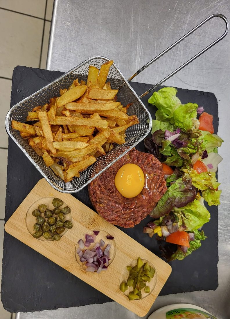 Beef tartare and homemade chips, La Grande Voile