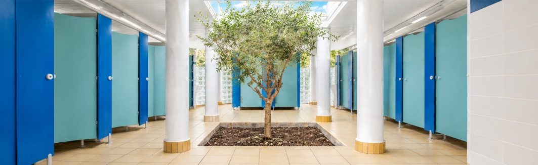 Sanitairgebouw nr. 2, patio met bomen, camping l'Étoile d'Or