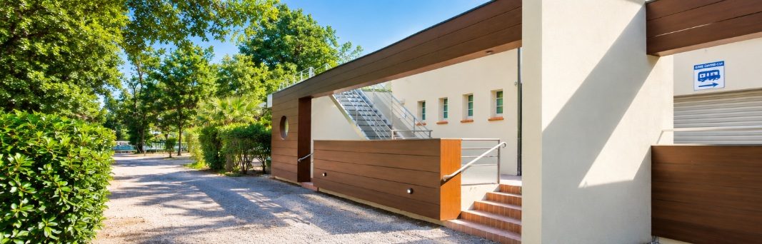 Sanitairgebouw nr. 2, buitenkant, camping l'Étoile d'Or
