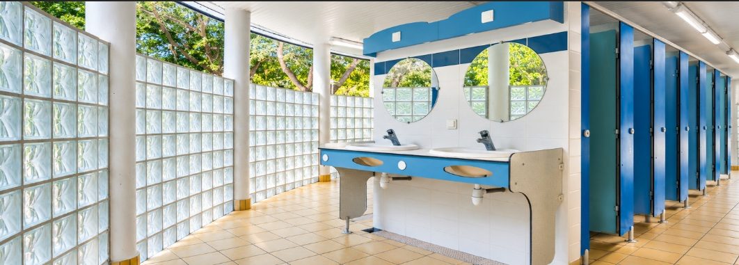 Sanitairgebouw nr. 3, wastafels en cabines, camping l'Étoile d'Or